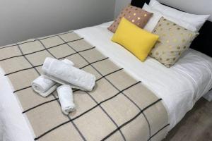 Postel nebo postele na pokoji v ubytování 10A Brunswick Living Studio Close to APT and CBD Free Wifi Tram at Doorstep