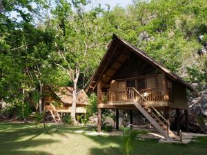 una piccola casa con una scala che la porta di Sangat Island Dive Resort a Coron