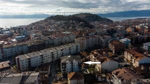 une vue aérienne sur une ville avec des bâtiments dans l'établissement Dzusy Apartments, à Ohrid