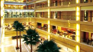 una vista aérea de un vestíbulo del hotel con palmeras en Qingdao Parkview Holiday Hotel, en Qingdao