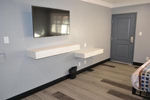 Μια τηλεόραση ή/και κέντρο ψυχαγωγίας στο Bell Gardens Inn Los Angeles - Bell Gardens