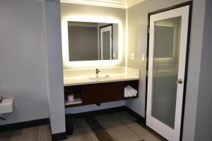 Ένα μπάνιο στο Bell Gardens Inn Los Angeles - Bell Gardens