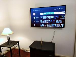 een flatscreen-tv aan een muur bij Sunny House - Melbourne Airport Home in Melbourne