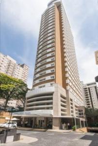un edificio alto con un edificio grande en (1505)Flat Prime Paulista (Apt. particular), en São Paulo