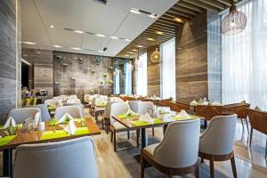 A restaurant or other place to eat at Holiday Inn Chengdu High-Tech Center, an IHG Hotel