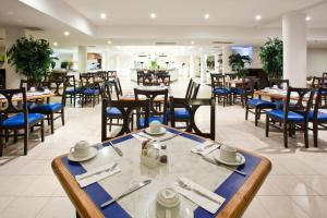 a dining room with tables and chairs in a restaurant at Ocean View Cancun Arenas in Cancún
