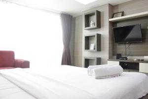 TV a/nebo společenská místnost v ubytování Prime and Comfy Studio at Tamansari La Grande Apartment By Travelio