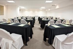 a room full of tables and chairs with black and white tables at Ocean View Cancun Arenas in Cancún +31 photos
