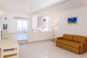 a living room with a couch and a table at Ocean View Cancun Arenas in Cancún