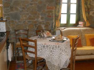 Restoran või mõni muu söögikoht majutusasutuses Agriturismo La Fagianaia