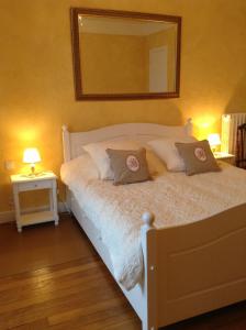 Schlafzimmer mit einem Bett und einem Spiegel an der Wand in der Unterkunft Appartement Lumina in Maxilly-sur-Léman