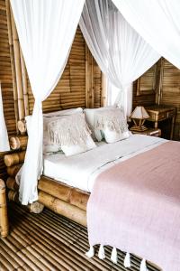 Ein Bett oder Betten in einem Zimmer der Unterkunft Bamboo Bungalows