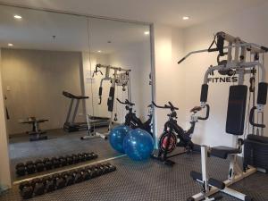 un gimnasio con 2 bicicletas y un espejo en Andeo Suites, en Ángeles