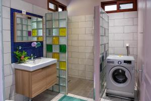 La salle de bains est pourvue d'un lavabo et d'un lave-linge. dans l'établissement Kovailani 1232 DTO-MT, à Bora Bora