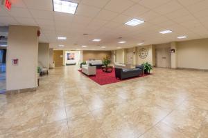 eine große Lobby mit Sofas und Stühlen in einem Gebäude in der Unterkunft Holiday Inn Des Moines-Airport Conf Center, an IHG Hotel in Des Moines
