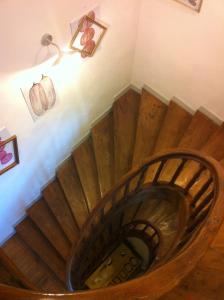 - une vue sur un escalier en colimaçon en bois dans l'établissement Appart's Village Trama Loges, à Puymirol