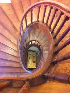 a wooden spiral staircase with a round woodenigunigunigunigunigunigunigunigun at Appart's Village Trama Loges in Puymirol