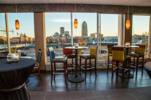 un ristorante con tavoli e sedie e vista sulla città di Holiday Inn Des Moines-Downtown-Mercy Campus, an IHG Hotel a Des Moines