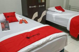 Postel nebo postele na pokoji v ubytování RedDoorz @ Hotel Yaki Mamuju