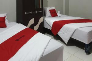 Postel nebo postele na pokoji v ubytování RedDoorz @ Hotel Yaki Mamuju