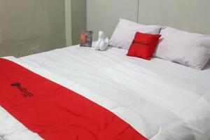 Postel nebo postele na pokoji v ubytování RedDoorz @ Hotel Yaki Mamuju