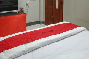 Postel nebo postele na pokoji v ubytování RedDoorz @ Hotel Yaki Mamuju