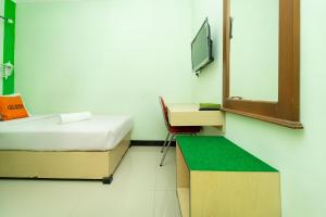 Llit o llits en una habitació de KoolKost Syariah near Taman Bekapai Balikpapan