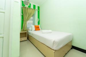 Ένα ή περισσότερα κρεβάτια σε δωμάτιο στο KoolKost Syariah near Taman Bekapai Balikpapan