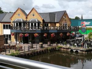 a building on the side of a river at Ideal for country holidays and trips to London's tourist attractions in Hemel Hempstead