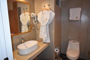 A bathroom at Hotel Paradis Suite Cusco
