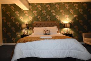 A bed or beds in a room at Hotel Paradis Suite Cusco