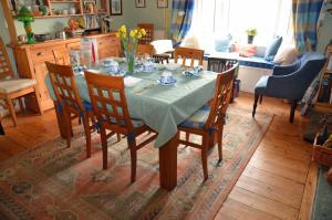 una mesa de comedor con un paño de mesa azul y sillas en Captains Cabin, en Whitby