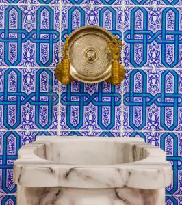 伊斯坦堡的住宿－GLK尊貴Spa酒店，浴室设有蓝色和白色瓷砖,配有卫生间