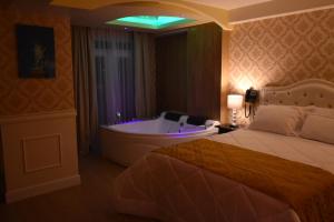 A bed or beds in a room at Hotel Paradis Suite Cusco