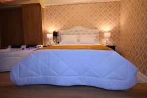 A bed or beds in a room at Hotel Paradis Suite Cusco
