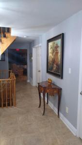 une chambre avec une table et un tableau sur le mur dans l'établissement Luxury Suites at Military Trail, à Toronto