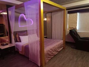 Una cama o camas en una habitación de Xin Yuan Motel