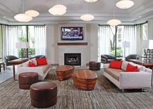 sala de estar con sofás y chimenea en Holiday Inn Irving Las Colinas, an IHG Hotel en Irving