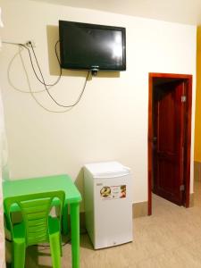 A television and/or entertainment centre at Hostal Izucam