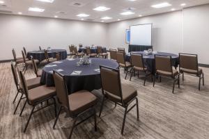 Holiday Inn Denver East by IHG商务区和/或会议室