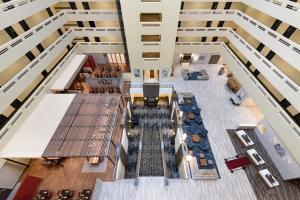 丹佛Holiday Inn Denver East by IHG的大楼大堂的顶部景色