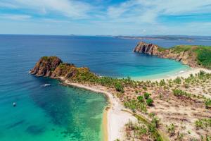 an aerial view of a beach in the ocean at Minh Hoàng Hotel in Tuy Hoa
