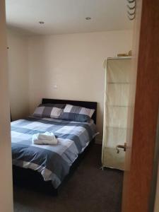 
A bed or beds in a room at Hullidays - Hessle side 2 bed apt
