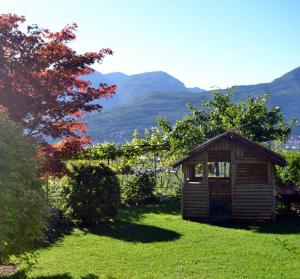 ロヴェレートにあるCasa Betullaの山々を背景にした芝生の小屋