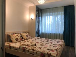 1 dormitorio con cama y ventana en Fine Apartment, en Jelgava