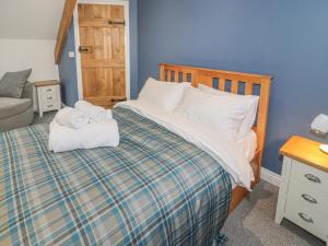 Un pat sau paturi într-o cameră la Rhydau Cottage