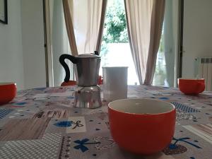 een tafel met een koffiepot en een kopje erop bij Casa vacanze laura Otranto centro, Salento 6 posti in Otranto