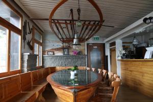 una sala da pranzo con tavolo e sedie in vetro di Hotel Lakeview bei Interlaken a Interlaken