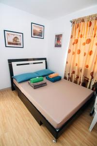 Een bed of bedden in een kamer bij Perfect staycation for families, friends, business travelers and tourist