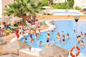 Bazén v ubytování Bahía Tropical nebo v jeho okolí